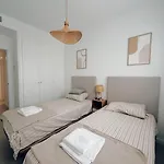Elegant With Pool And Parking By Bebalmy Εστεπόνα
